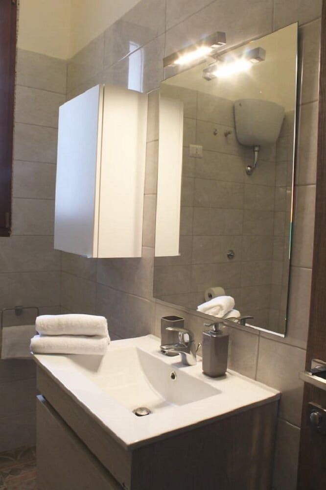 B&B Napoli Central Gate Double Room, 1 Queen Bed, Non Smoking, Balcony 3