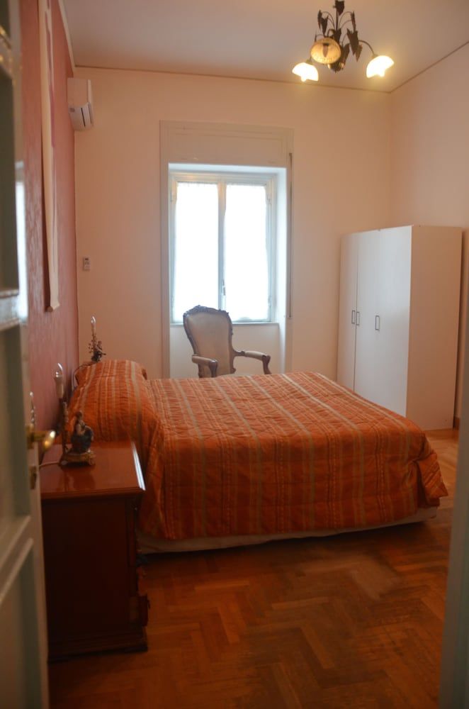 Smiling Naples Double Room, Shared Bathroom 2