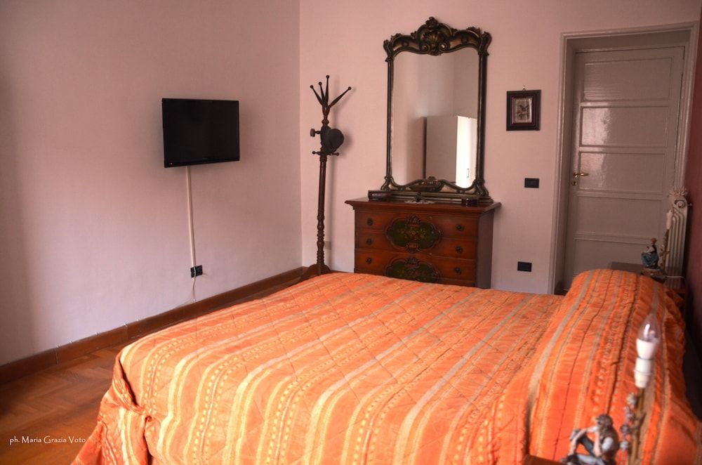 Smiling Naples Double Room, Shared Bathroom 5