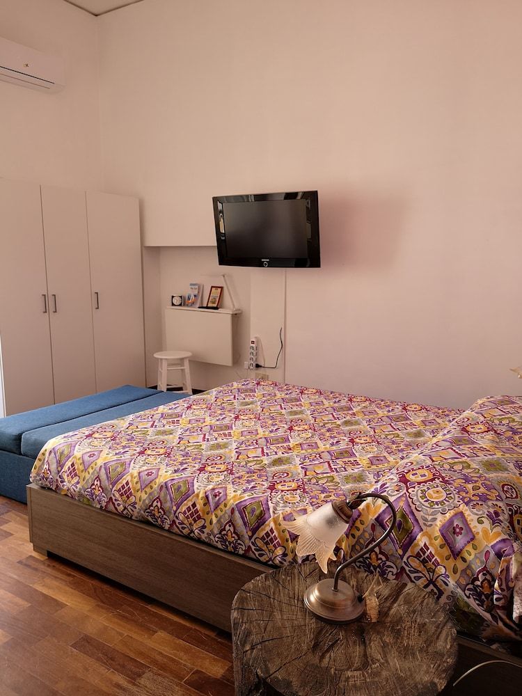 Smiling Naples Deluxe Double Room 3