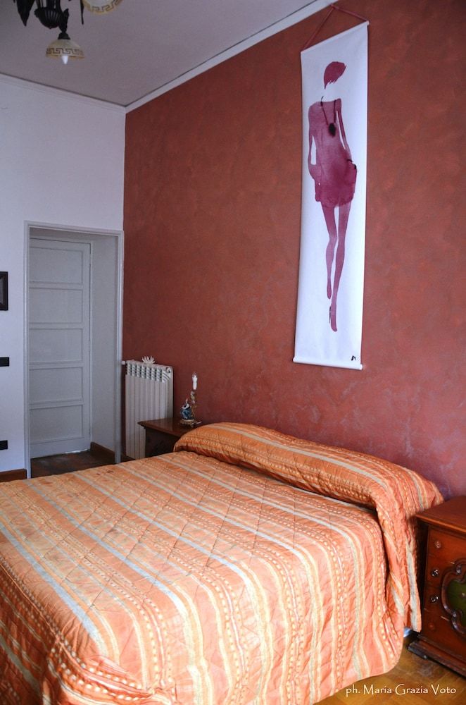 Smiling Naples Double Room, Shared Bathroom 3