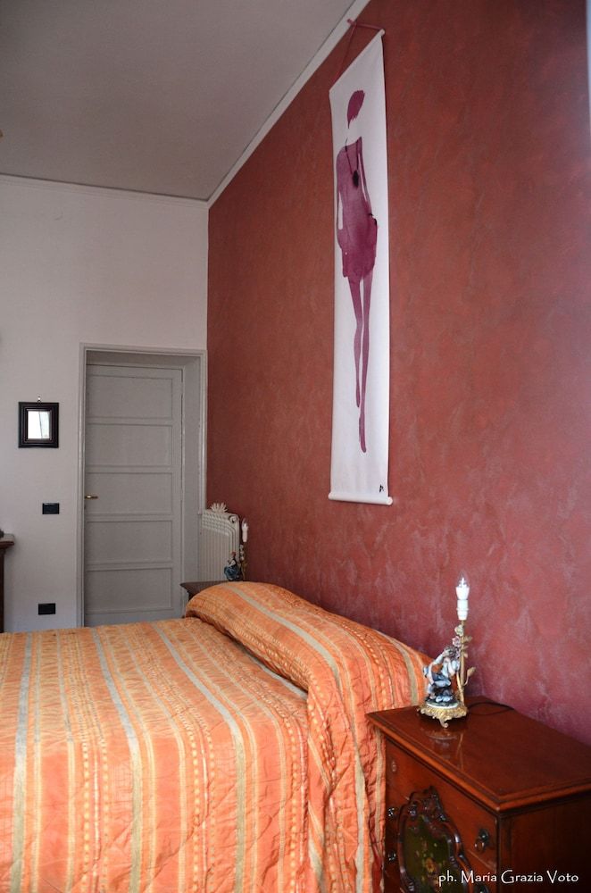 Smiling Naples Double Room, Shared Bathroom 4