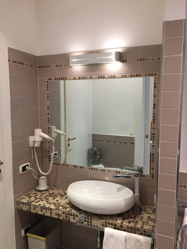 International Garibaldi Classic Double Room 10