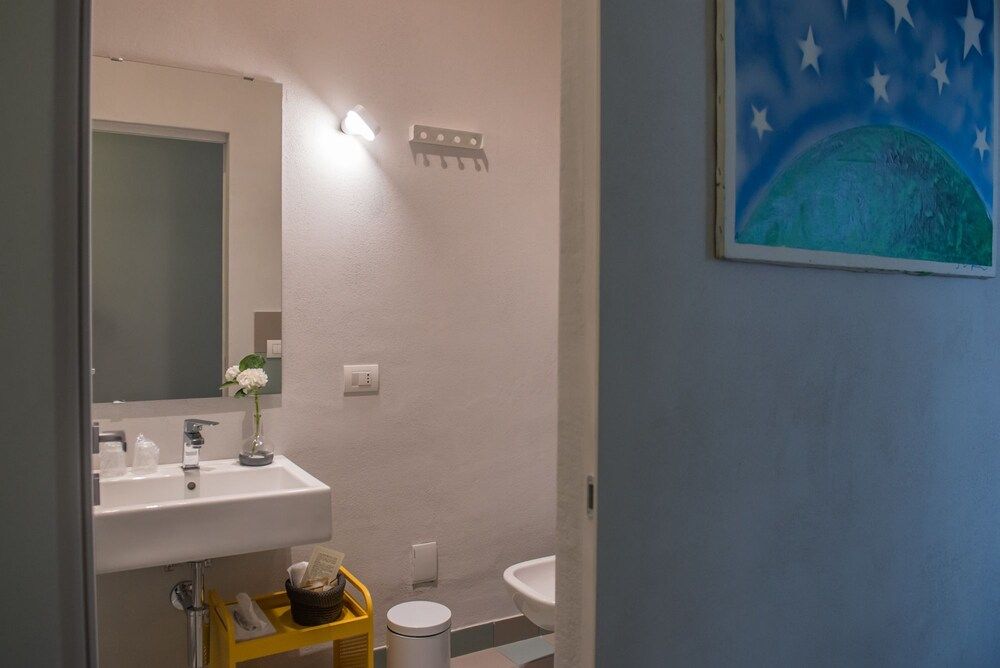 Medusa Chiaia 164 Deluxe Double Room (Yellow) 4