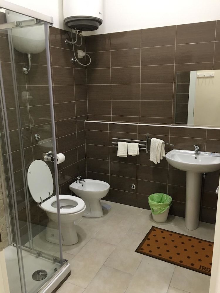 Suite Beatrice Basic Triple Room (Brown) 5