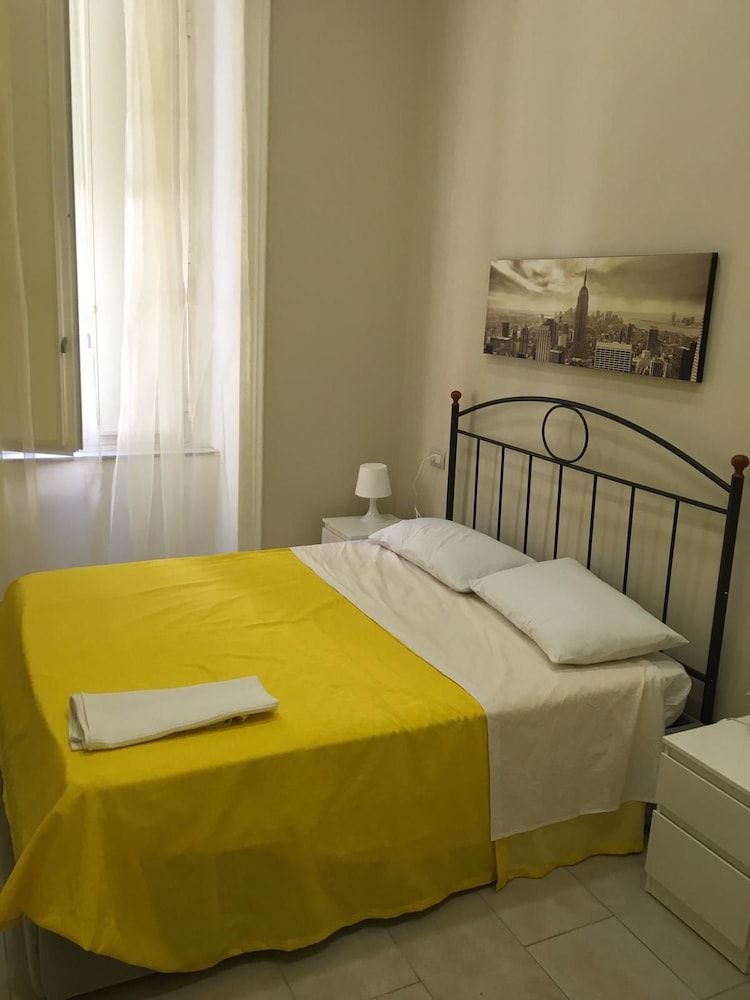 Suite Beatrice Double Room (Yellow) 4