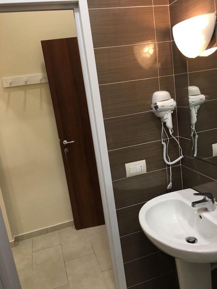 Suite Beatrice Double Room (Yellow) 6