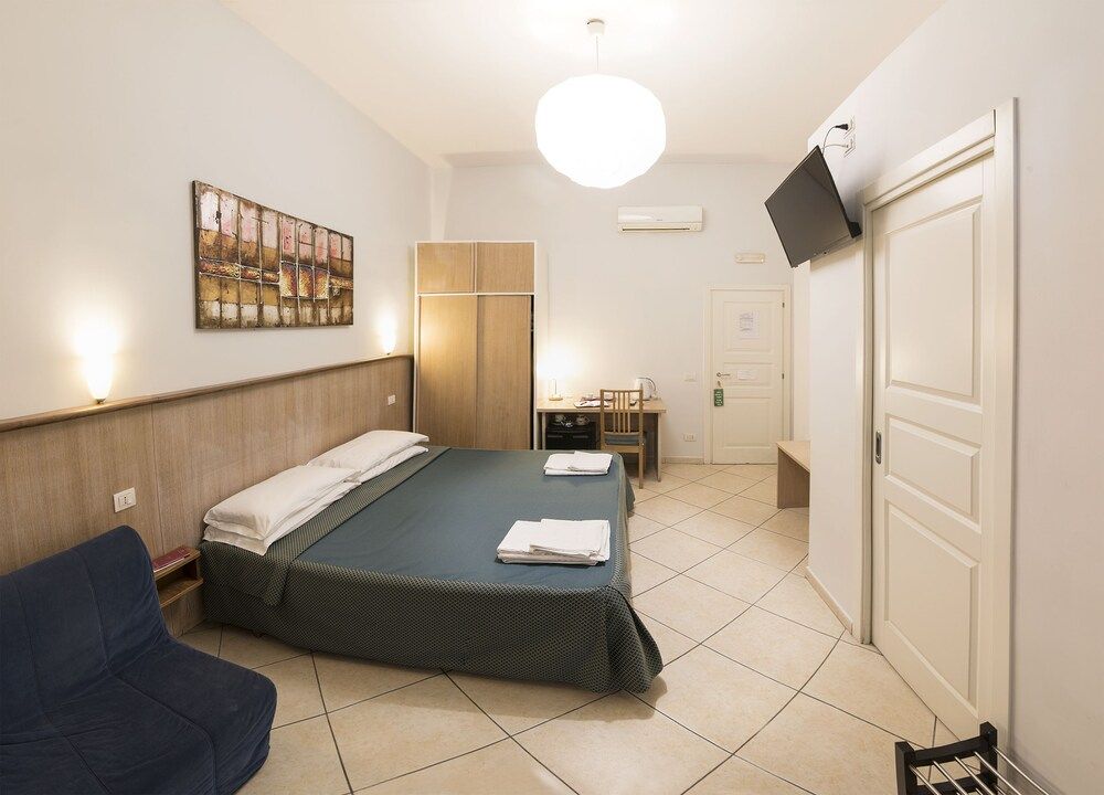 Vomero House Basic Double Room Single Use, 1 Queen Bed 4