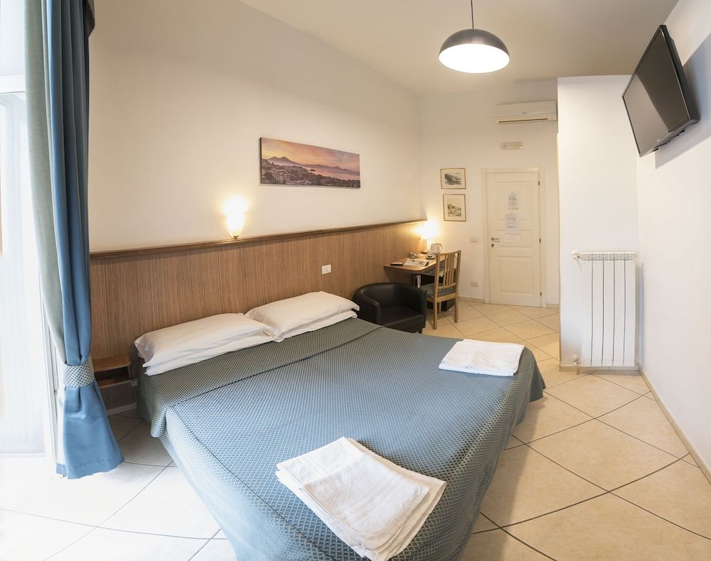 Vomero House Basic Double Room Single Use, 1 Queen Bed 3