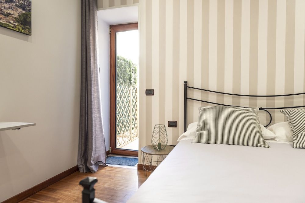 Petrucci B&B Comfort Room, 1 Queen Bed (Room 45 - O' Vino Buono) 2