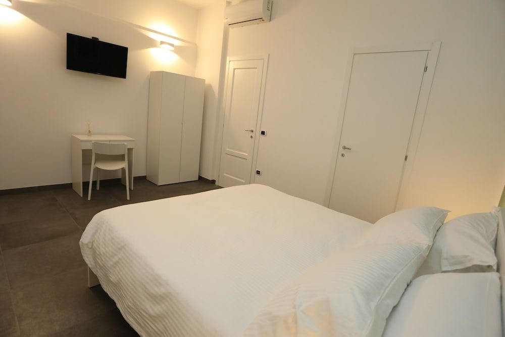 undefined Delia Rooms & Gallery