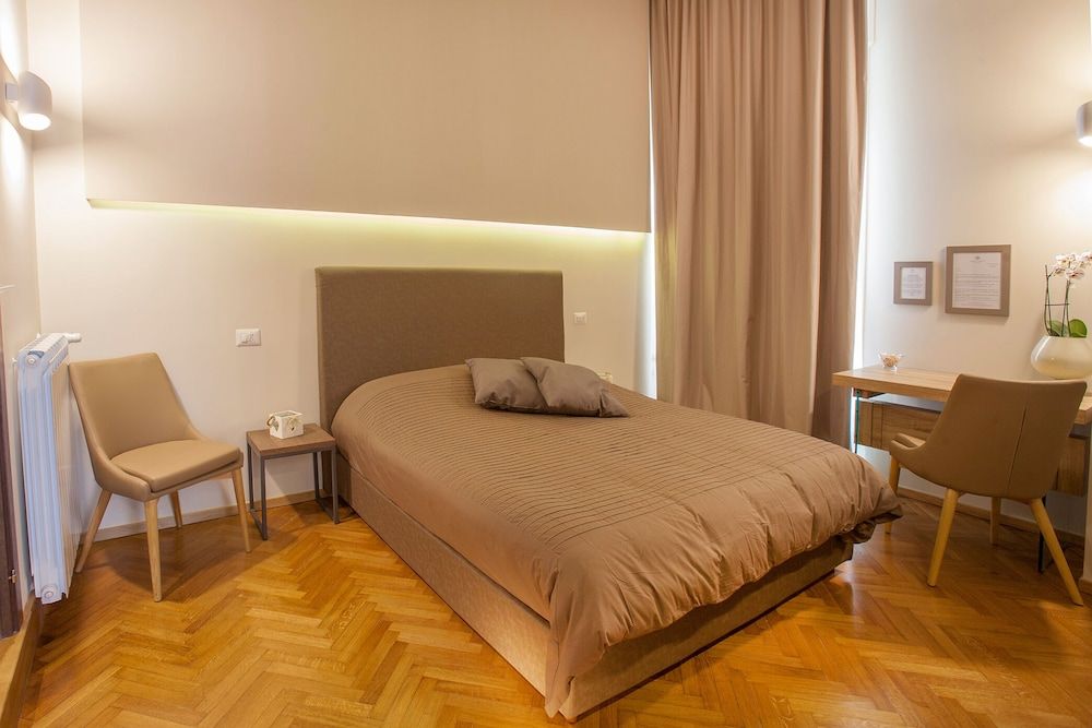undefined Deluxe Room Naples City Center 7