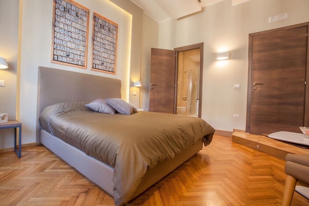 undefined Deluxe Room Naples City Center 3