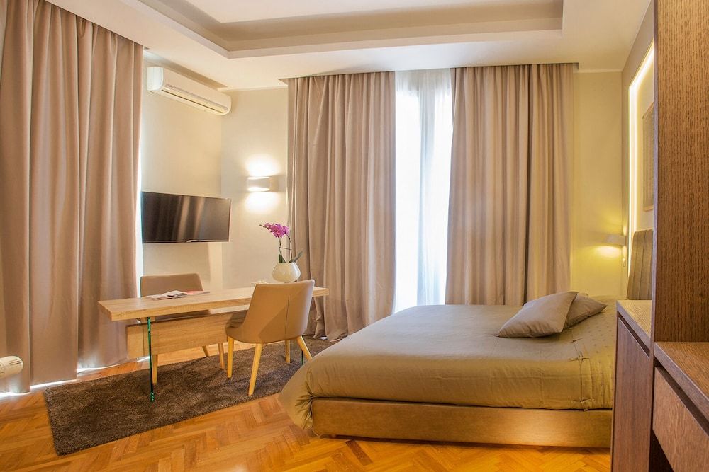 undefined Deluxe Room Naples City Center 4