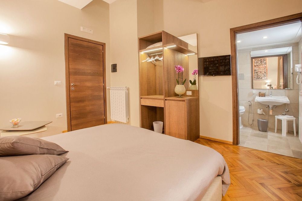 undefined Deluxe Room Naples City Center 5