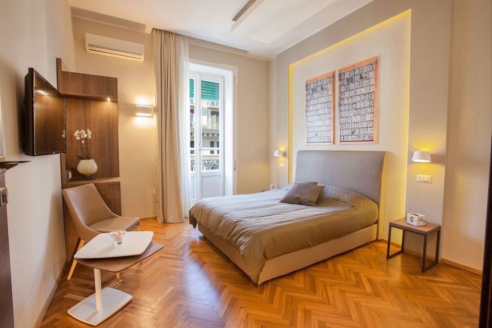 undefined Deluxe Room Naples City Center 10