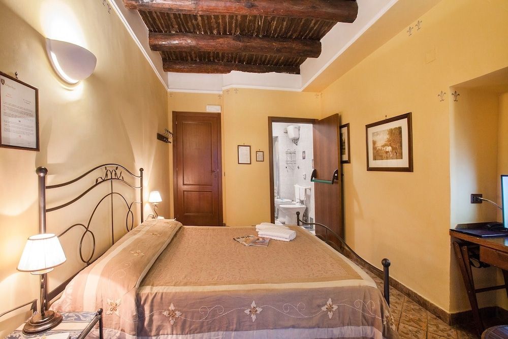 undefined Double Triple Room in Naples City Center 7