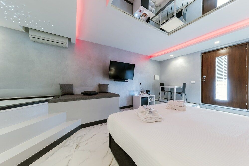 undefined Comola Luxury Suite 9