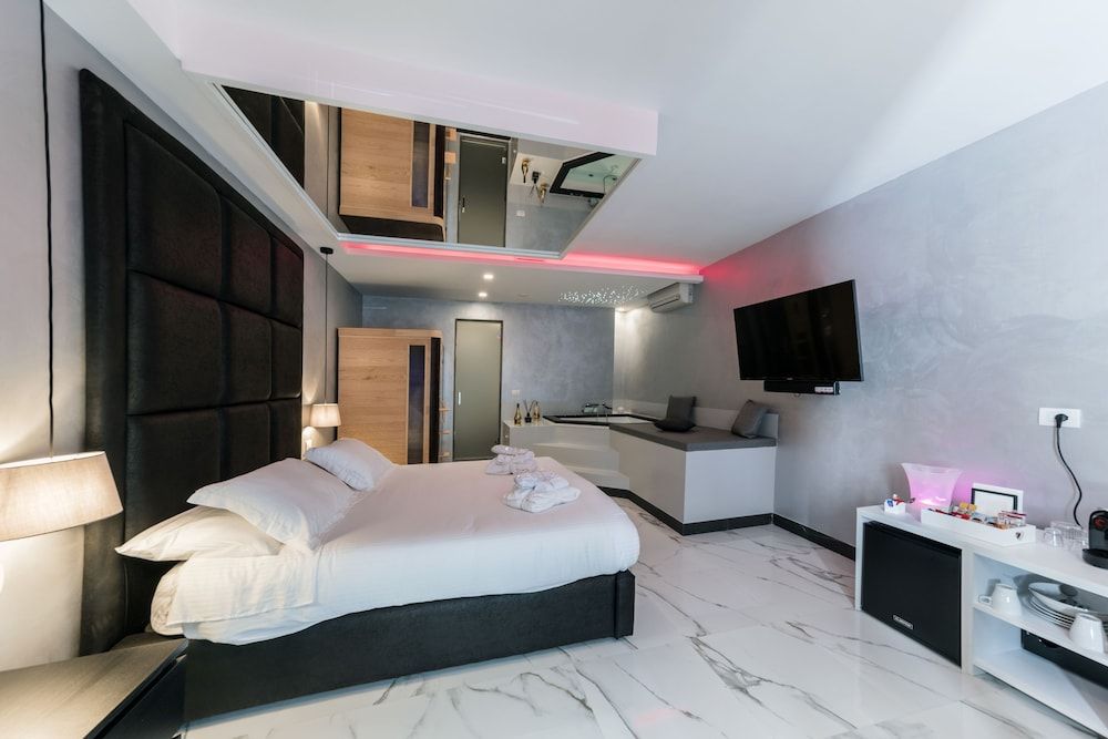undefined Comola Luxury Suite 5