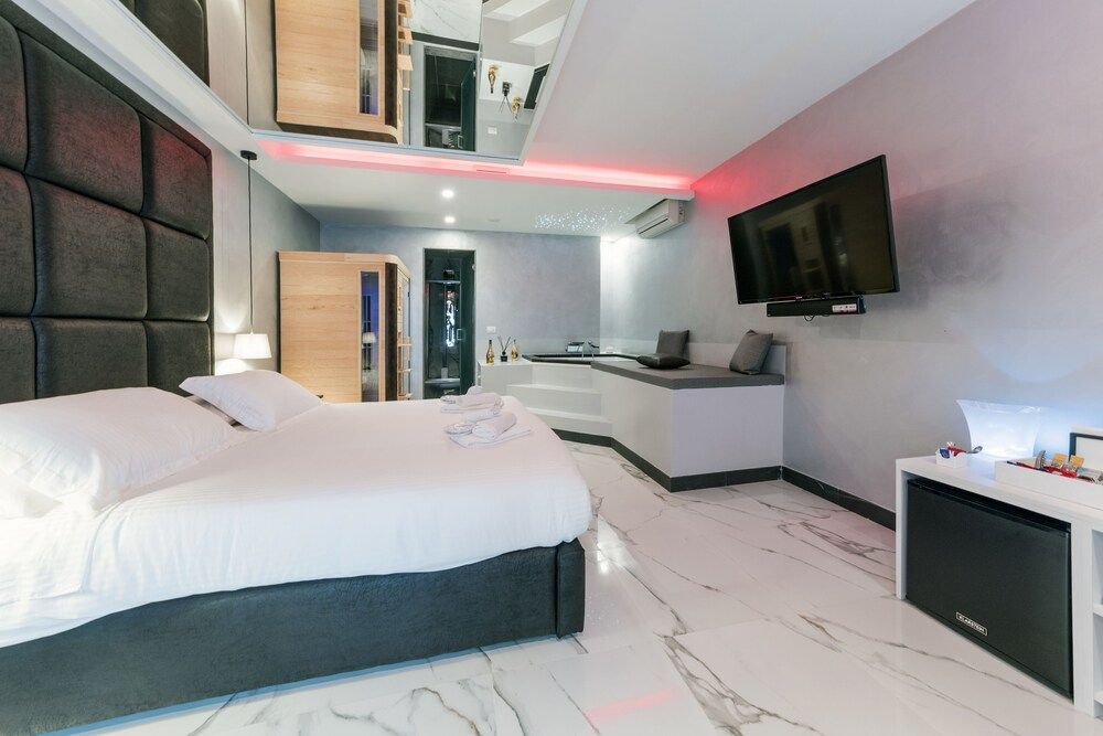 undefined Comola Luxury Suite 7