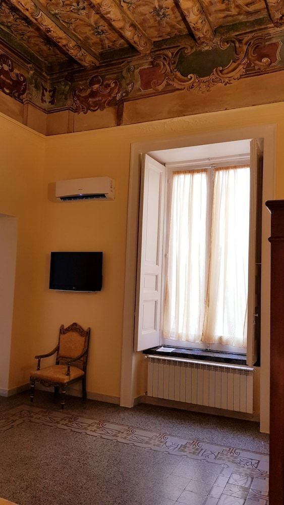 Deluxe Suite, King and Twin, Courtyard View