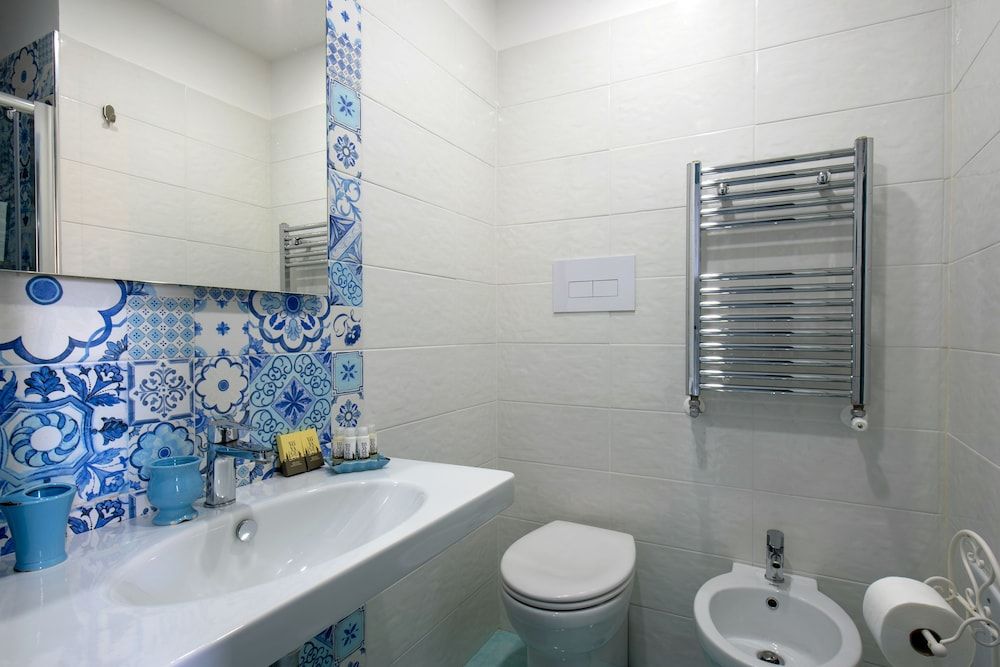 Regina Elena Deluxe Double Room, Balcony 8