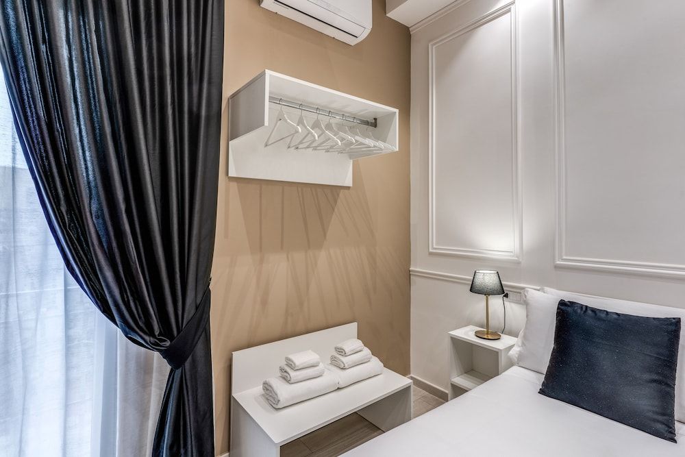 RAGGIO DI SOLE - ATAROOMS Collection Classic Room, 1 Queen Bed 3