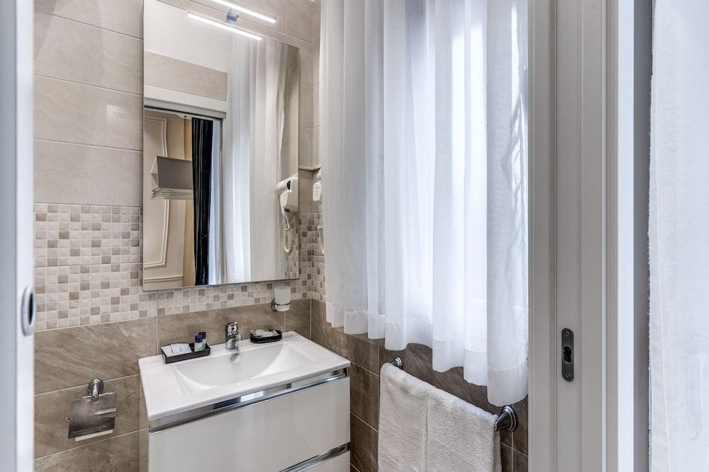 RAGGIO DI SOLE - ATAROOMS Collection Classic Room, 1 Queen Bed 10