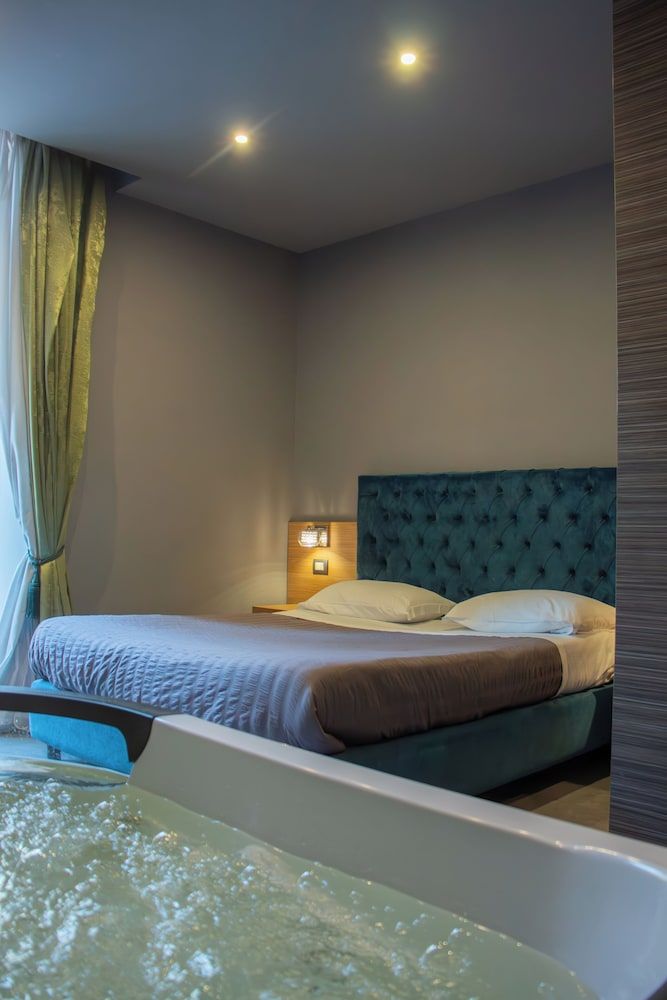 Umberto Primo Suite e Spa Deluxe Room, 1 Queen Bed, Jetted Tub, City View 2
