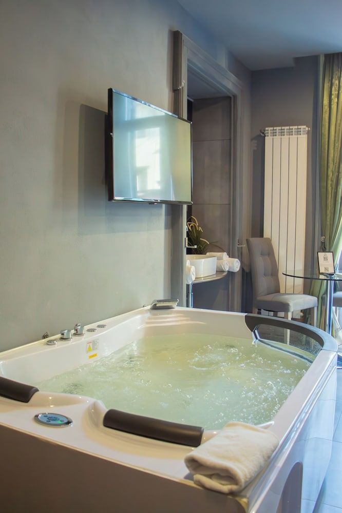 Umberto Primo Suite e Spa Deluxe Room, 1 Queen Bed, Jetted Tub, City View 7