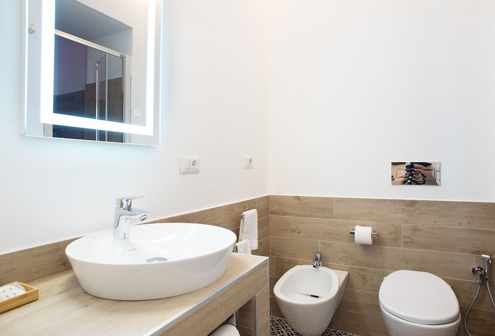 Cameo Design Quadruple Room 9