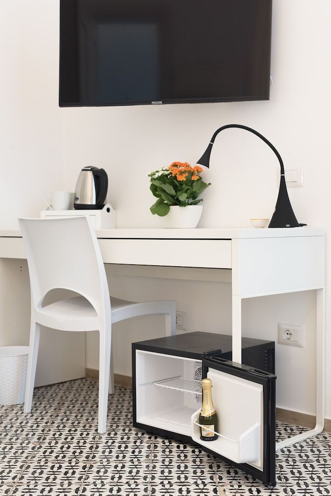 Cameo Design Quadruple Room 14