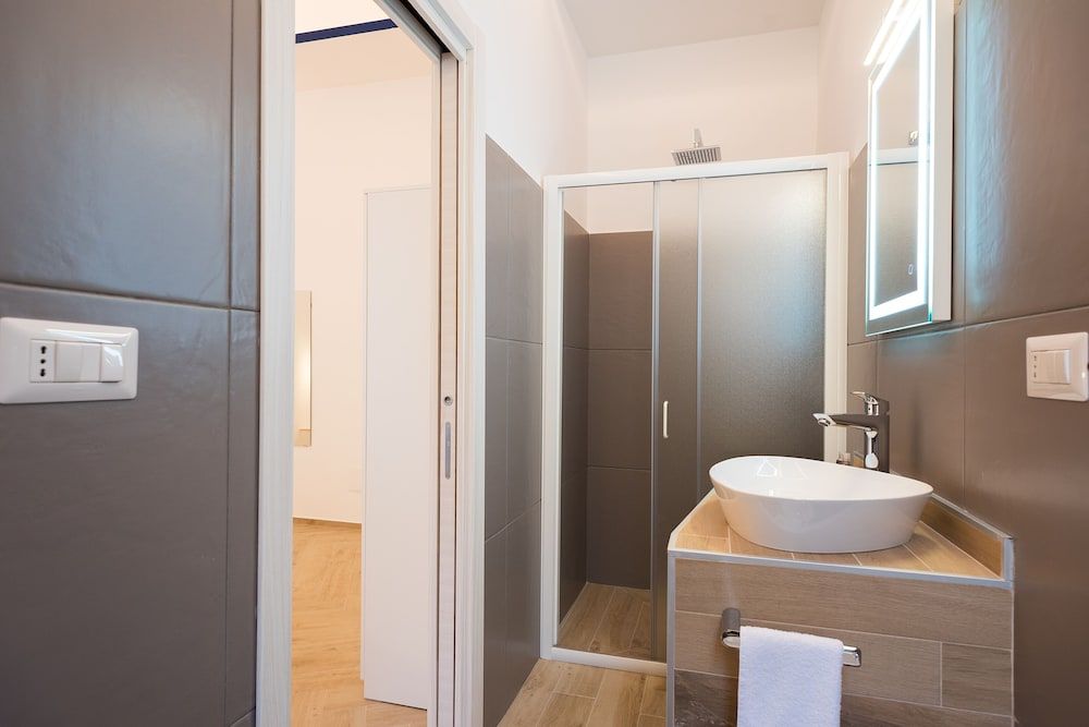 Cameo Design Triple Room 9