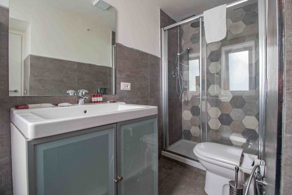 Carafa's Central Apartments Double Room (White Room) 6