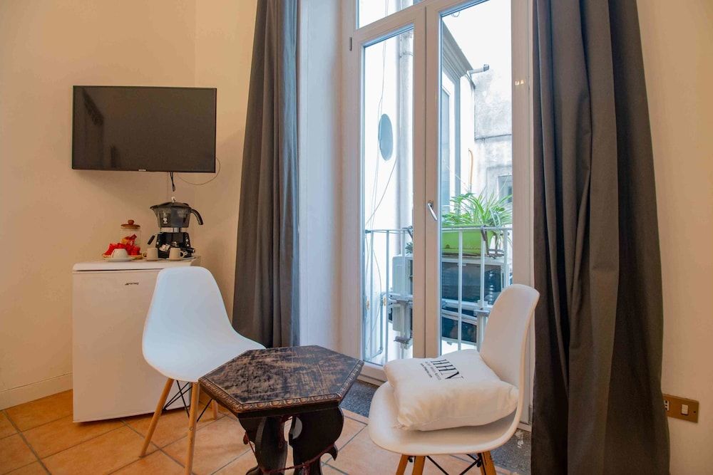 Carafa's Central Apartments Double Room (White Room) 7