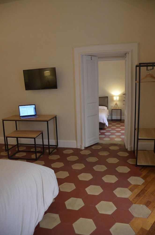 Palazzo Pignatelli Deluxe Triple Room, Balcony 6