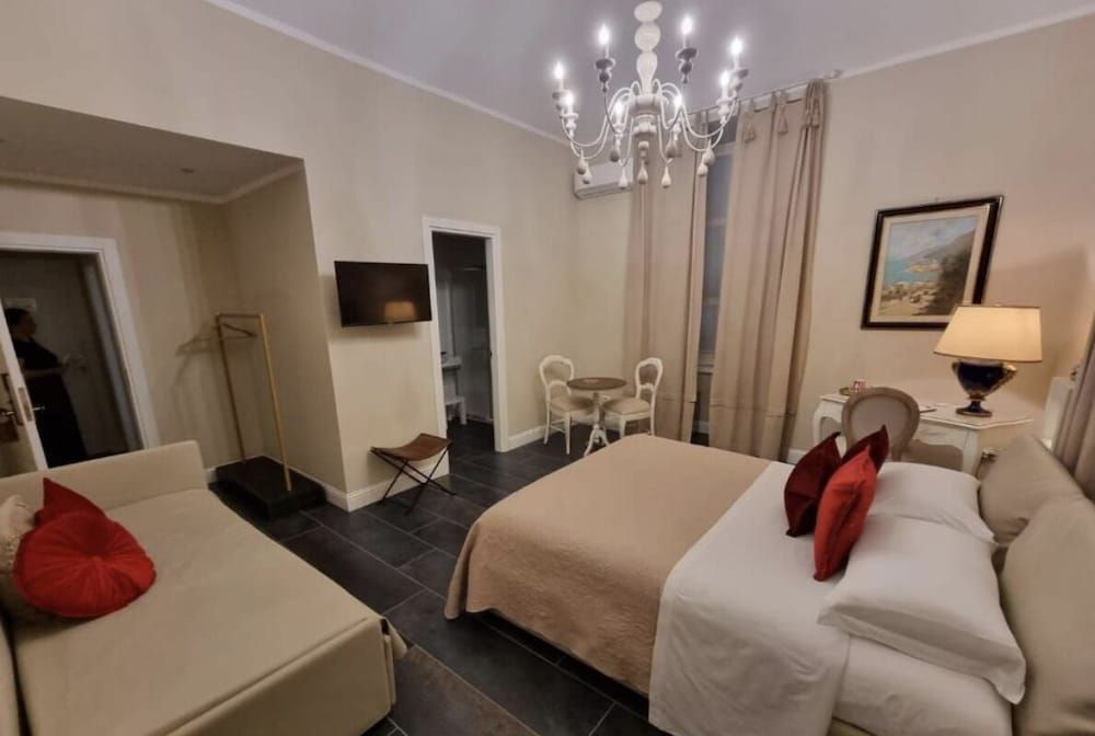 Domus Aurea Luxury Deluxe Quadruple Room 4