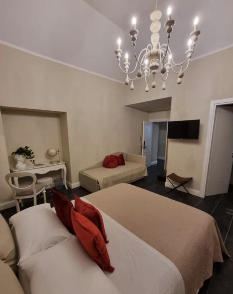 Domus Aurea Luxury Deluxe Quadruple Room 6