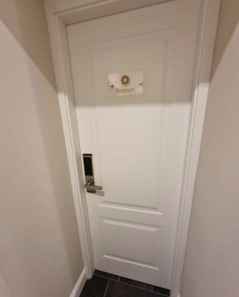 Domus Aurea Luxury Deluxe Quadruple Room 3