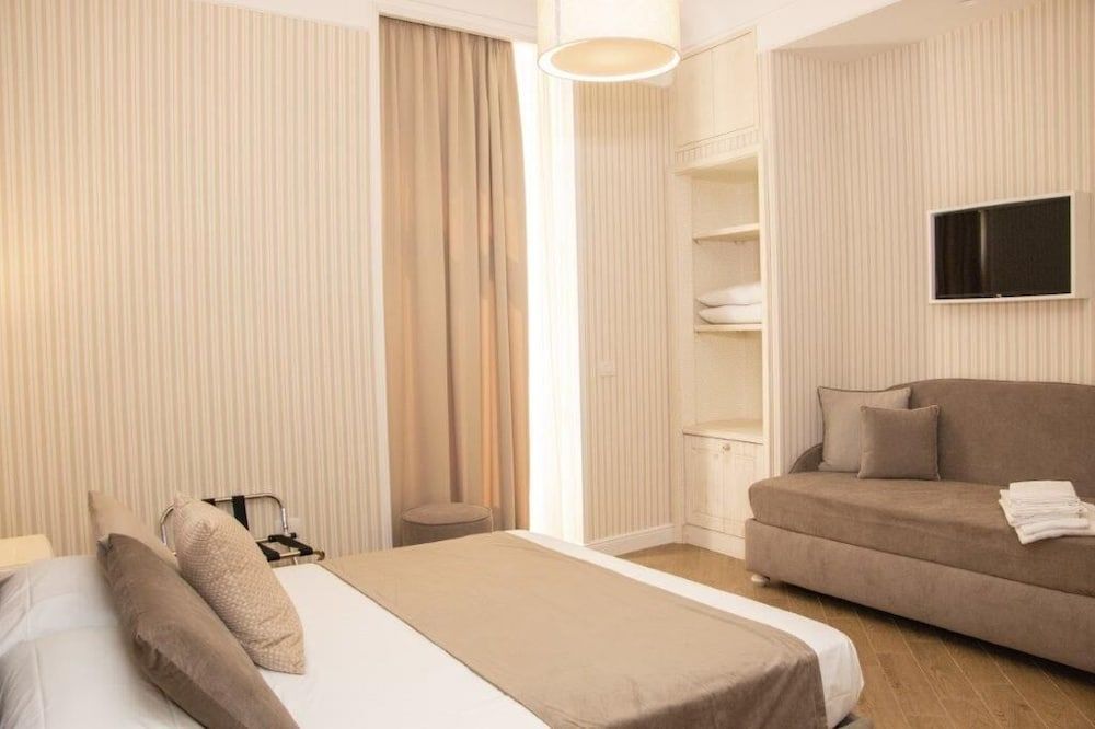 Florita Napoli Executive Triple Room 9
