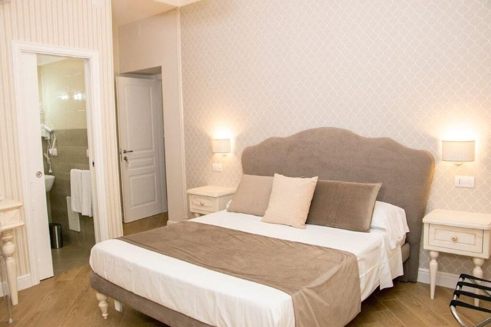 Florita Napoli Executive Triple Room 3