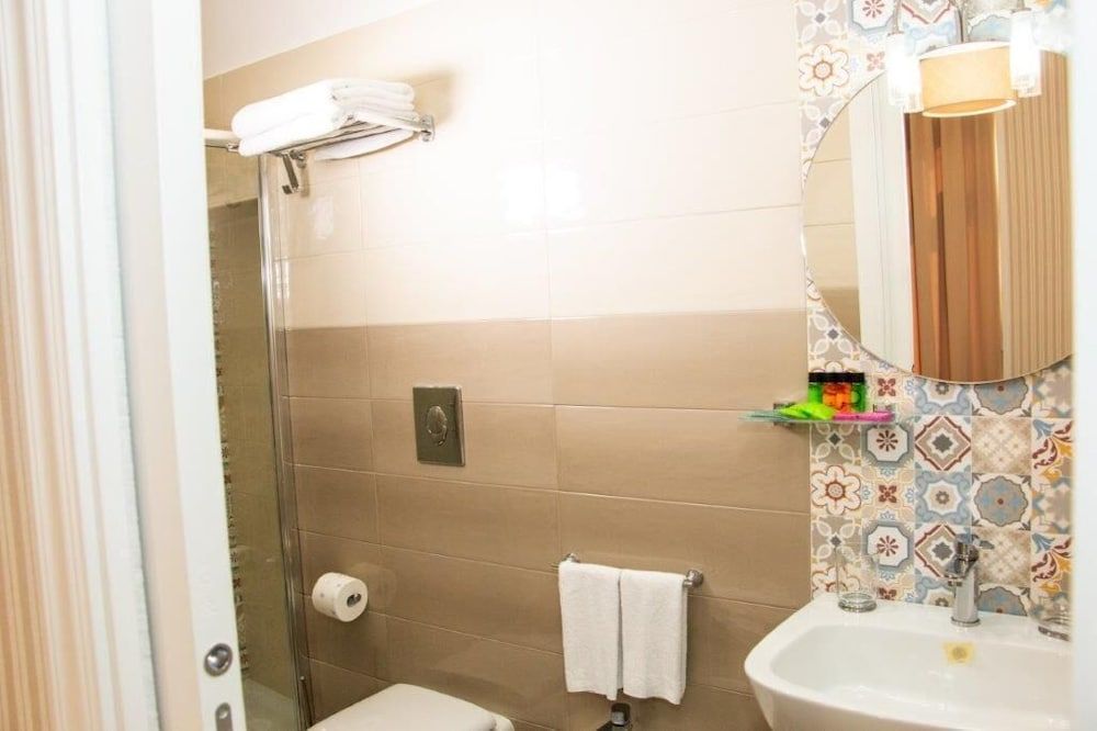 Florita Napoli Executive Triple Room 8