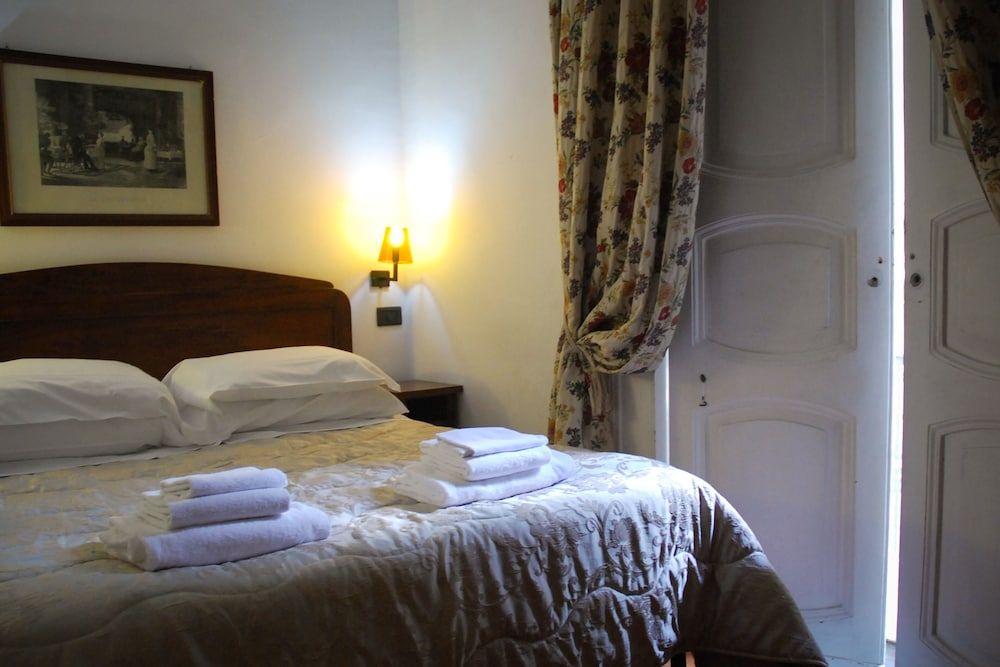 La Locanda dell'Arte-Piazza Dante Economy Double Room 4