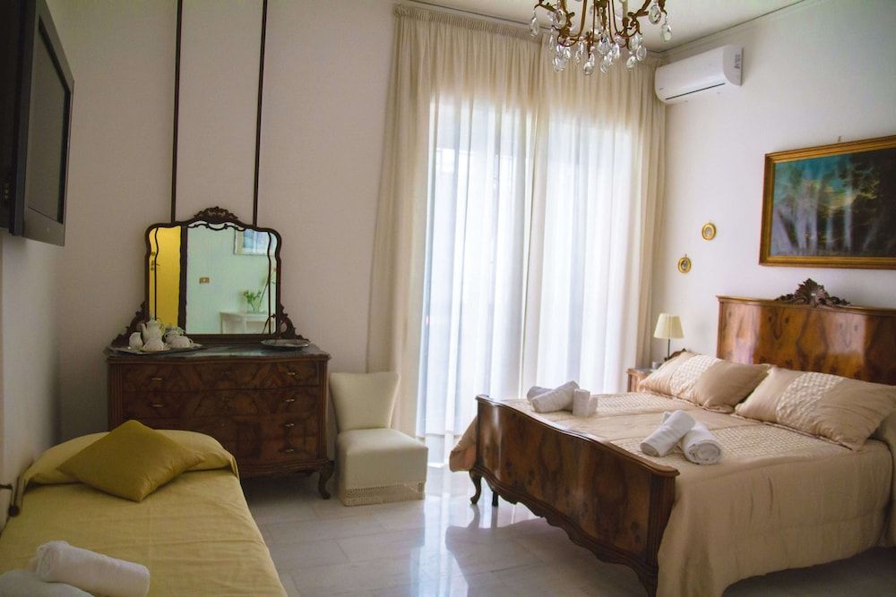 undefined Happy Rooms in Easy House 8