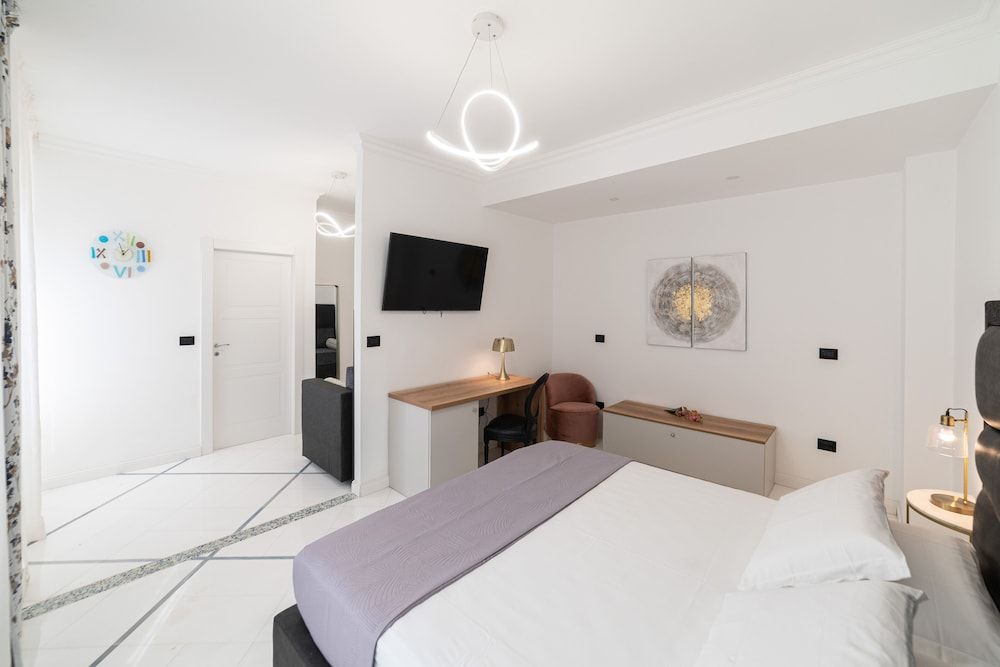 Apartments Hotel Real Suite Royal Triple Room, 1 King Bed with Sofa bed, Non Smoking, Ensuite 8