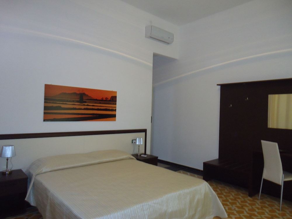 Queen or 1 Twin Room, City View, Balcony