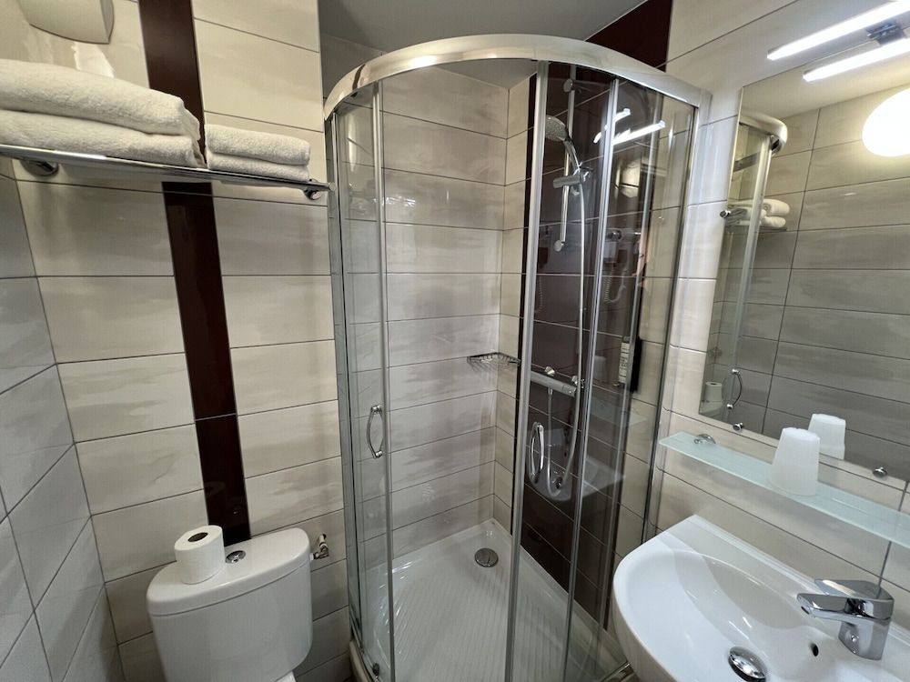 Tulip Inn Beaune Standard Room, 2 Twin Beds 4