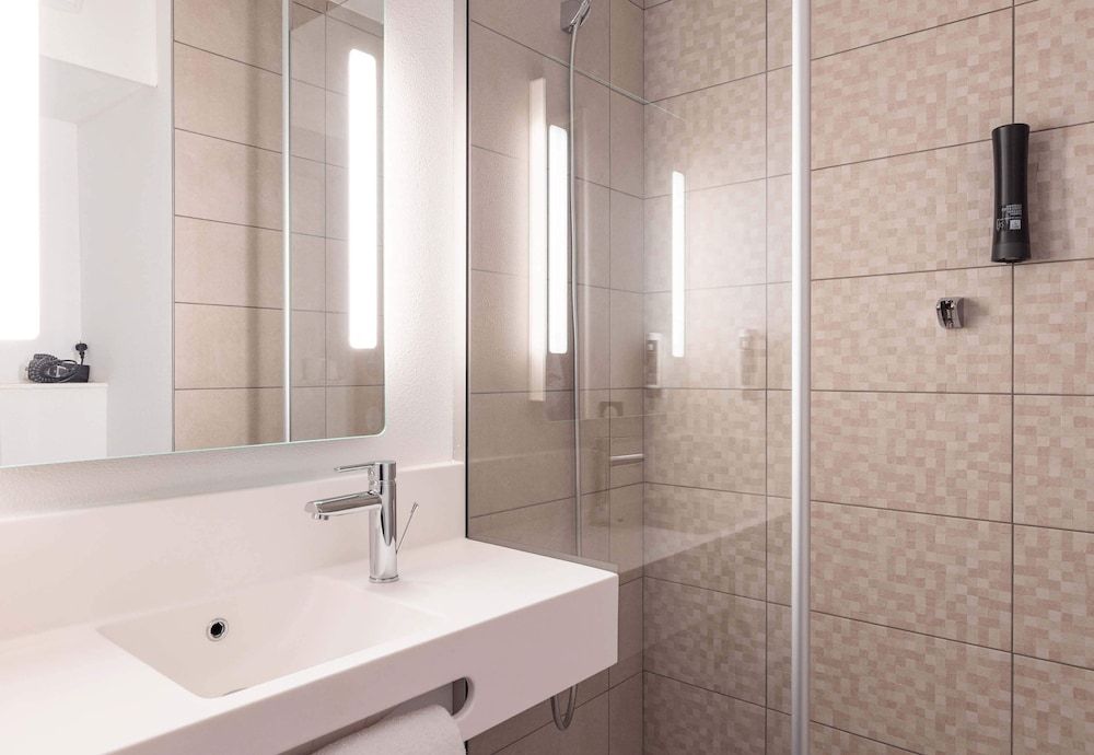 B&B Hotel Rennes Parc Expo Aéroport Quadruple Room, Non Smoking 4