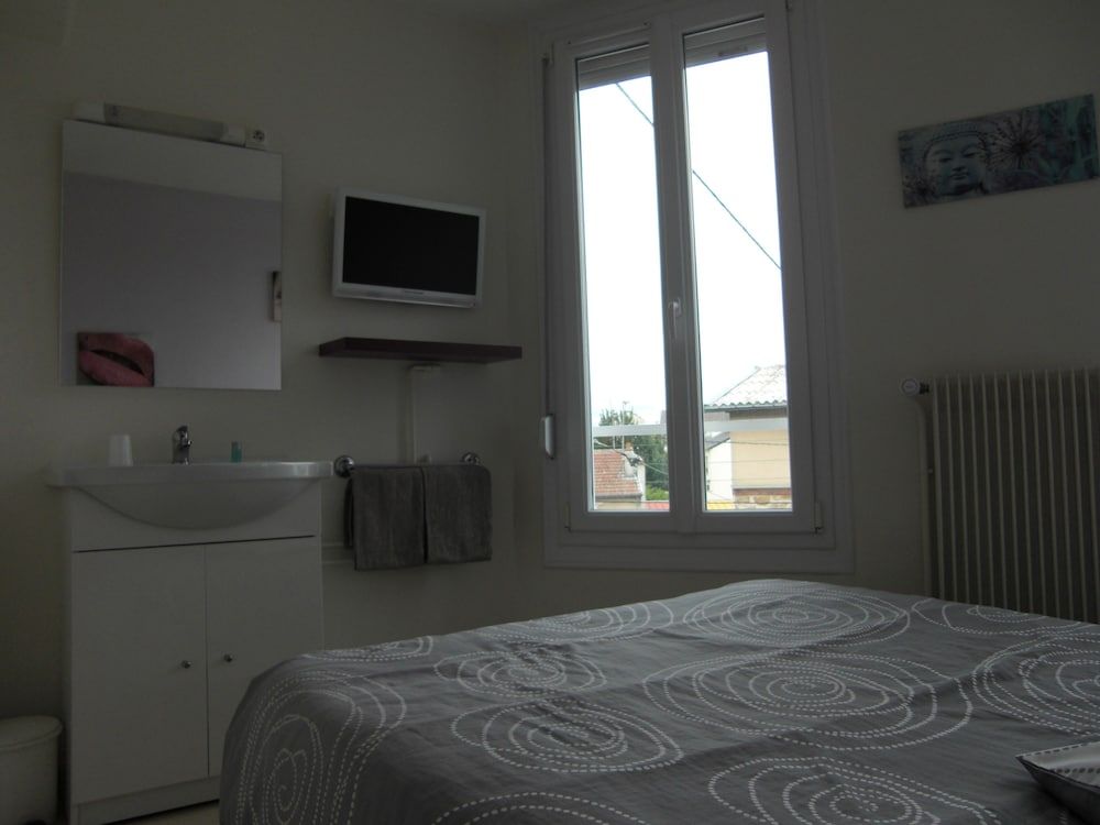 Hotel Le Colbert Double Room, Shared Bathroom 5