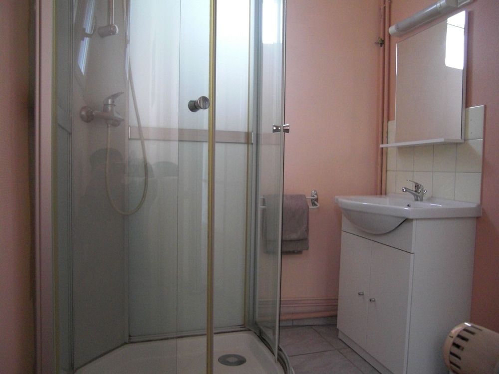 Hotel Le Colbert Single Room, Shared Bathroom 3